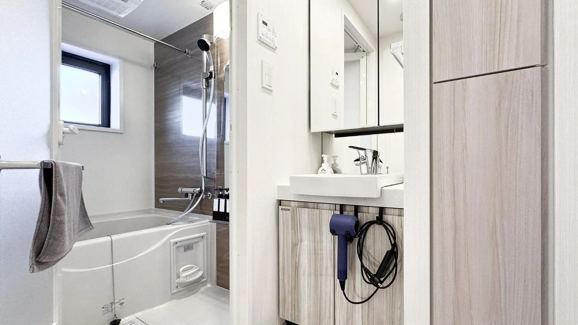 Triphome Shinjuku East 4F Токио 0*,  Япония